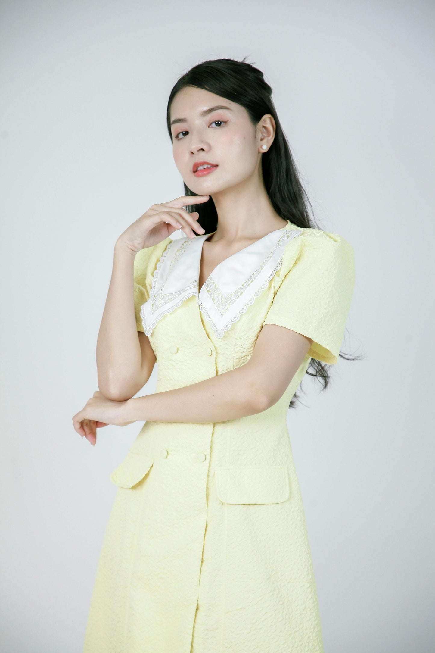 Robe courte en jaune pastel