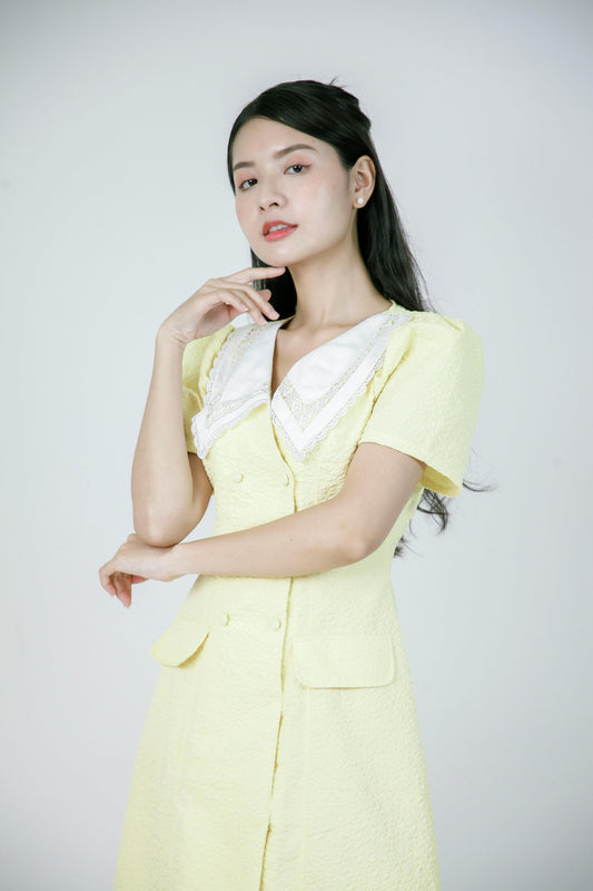 Robe courte en jaune pastel